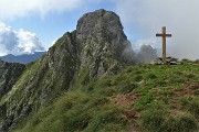 84 La recente lignea croce di vetta del Monte Tribotoi (2309 m) si staglia di fronte al roccioso  Valletto